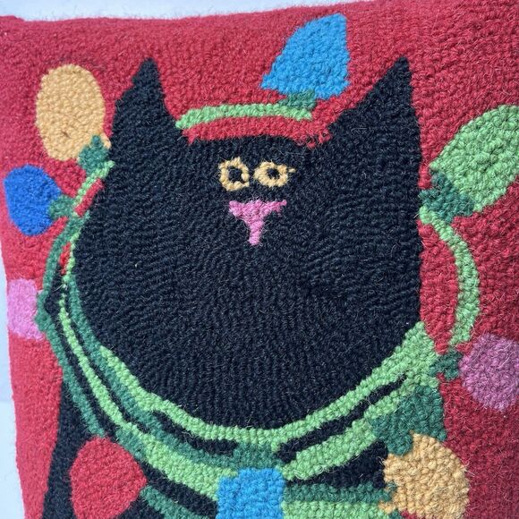 Peking Handicraft Hook Pillow Christmas Cat Wrapped In Lights 16x12 - Picture 2 of 4